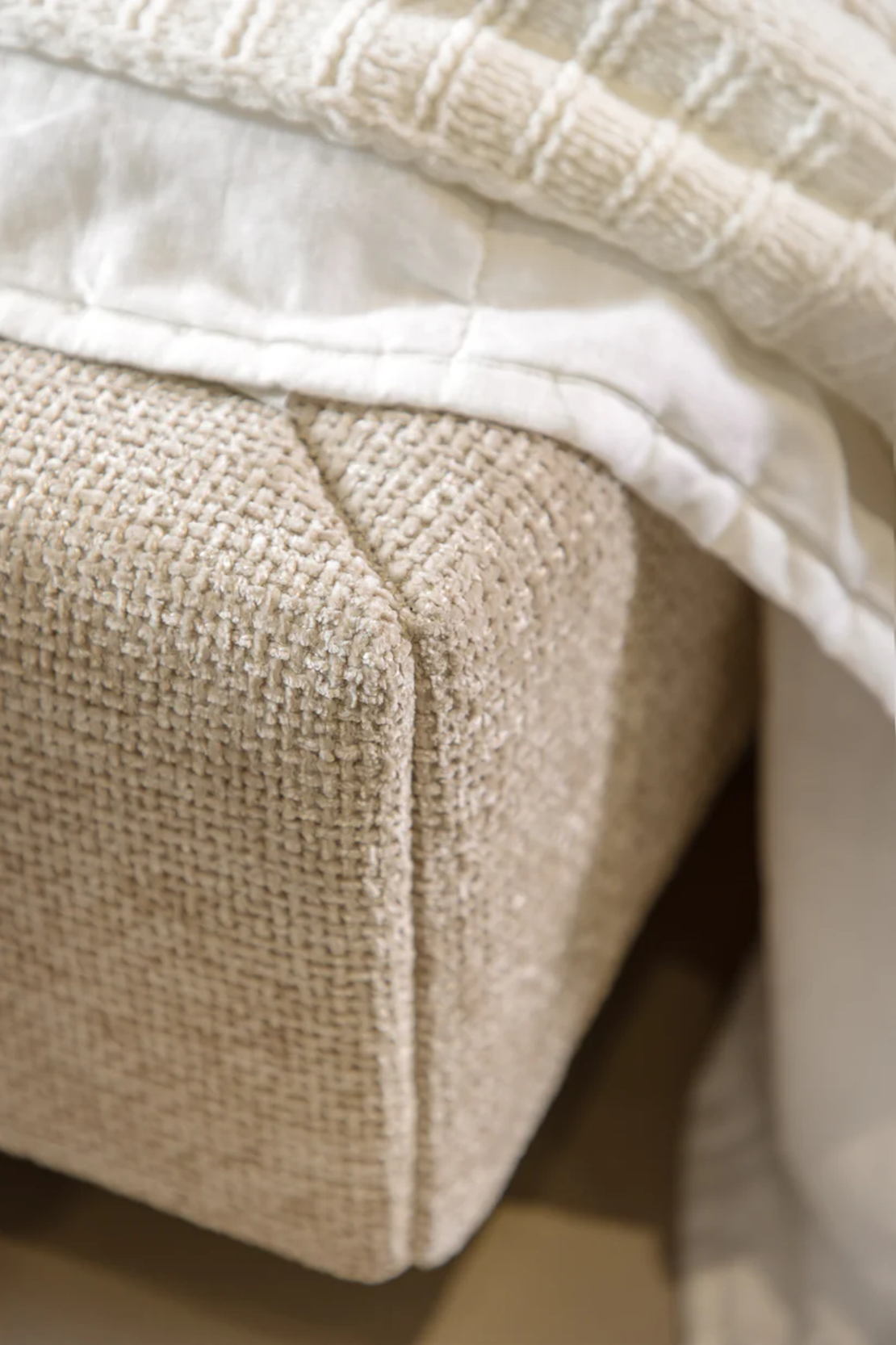 מיטה פיבי קווין סייז בגוון בהיר