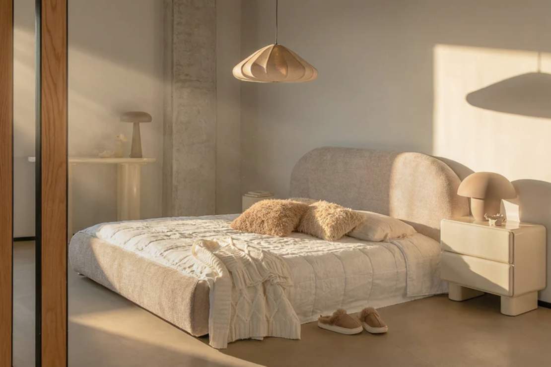 מיטה קלואי קווין סייז בגוון בהיר