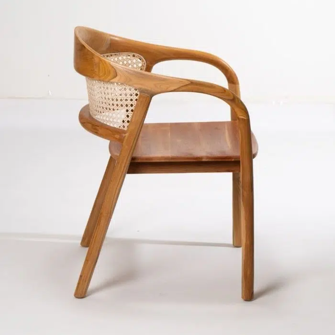 Sally Rattan כסא אוכל מעץ טיק