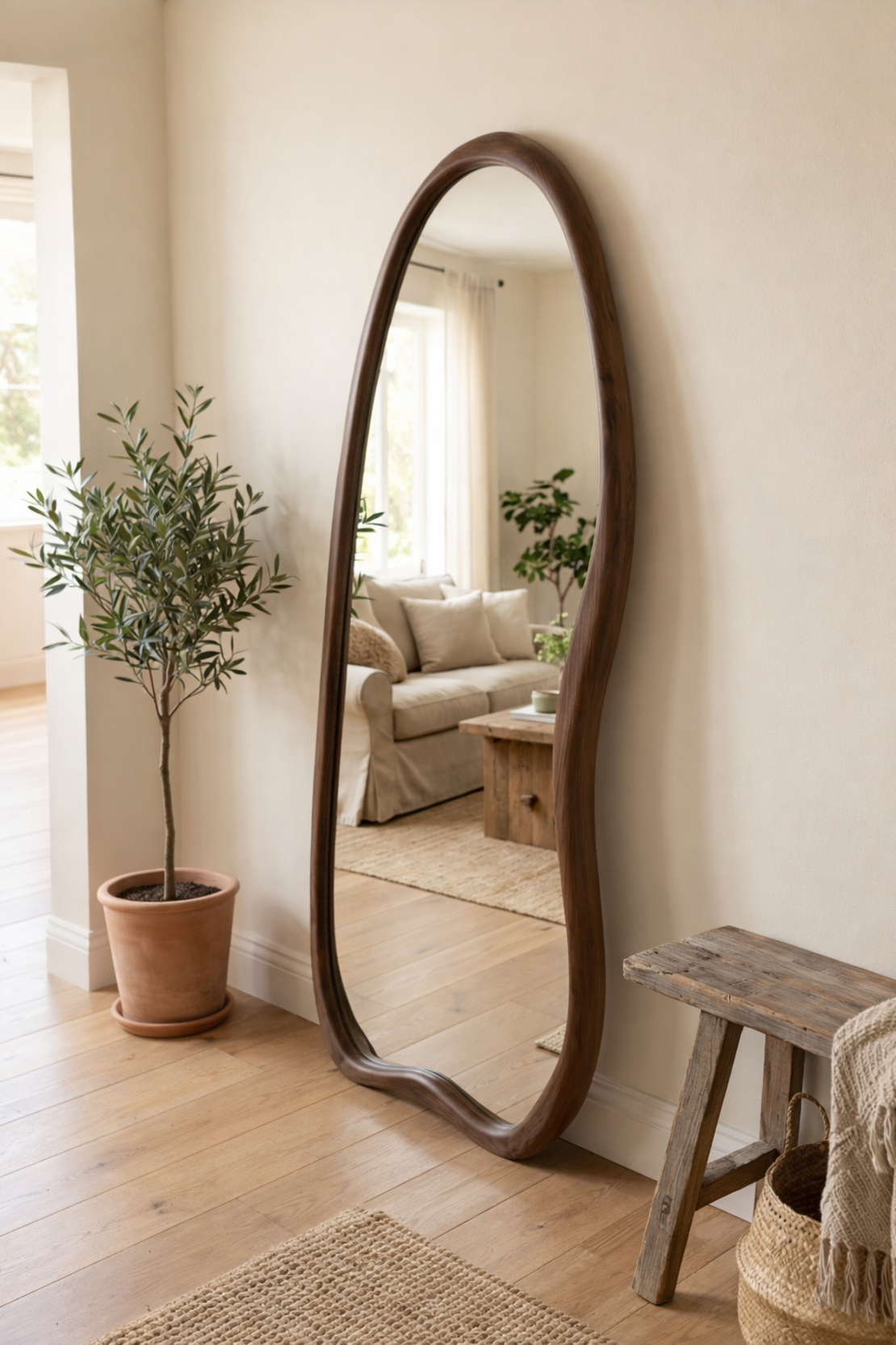 מראת גוף מעוצבת מעץ אגוז מלא – קימורים טבעיים