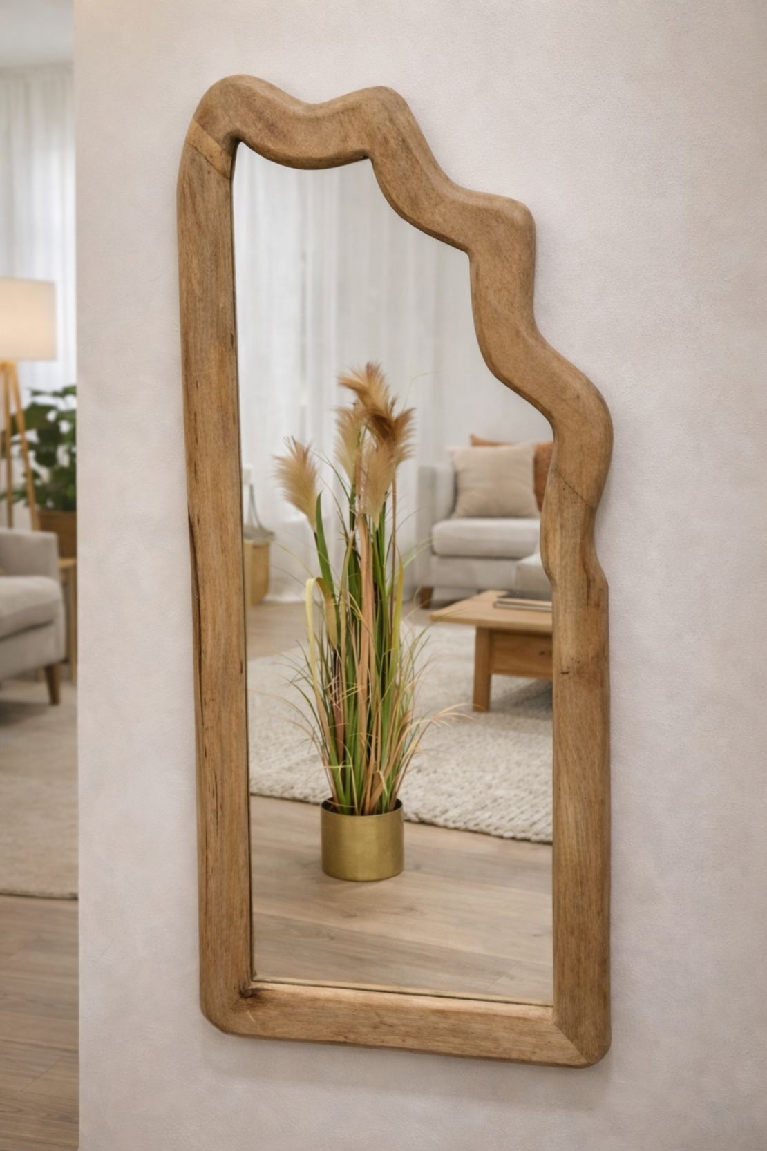 מראה עומדת מעוצבת מעץ טבעי