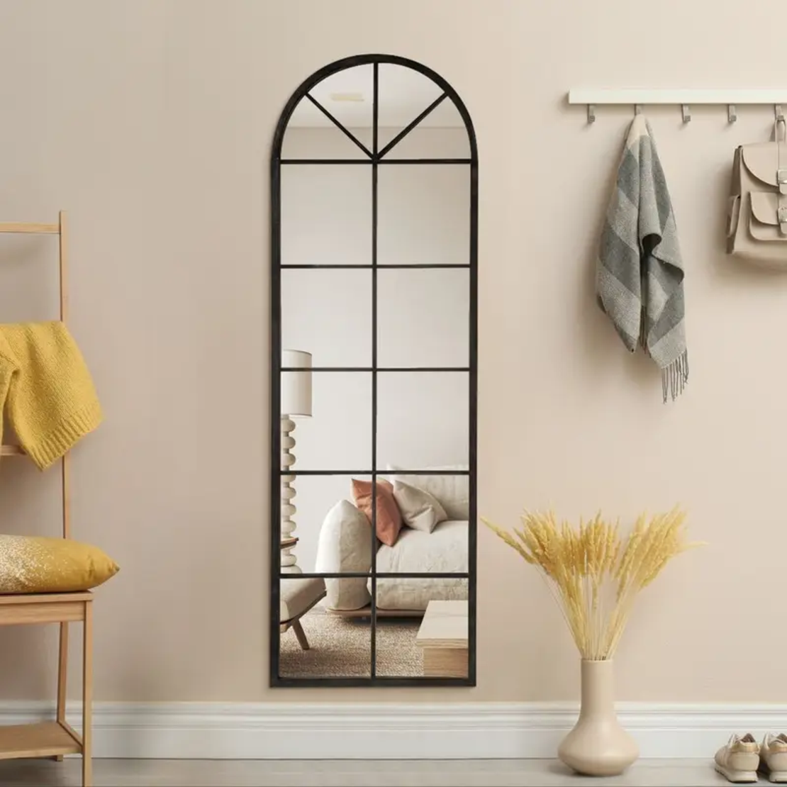 מראת קיר מעוצבת במסגרת מתכת חלון בצבע שחור.