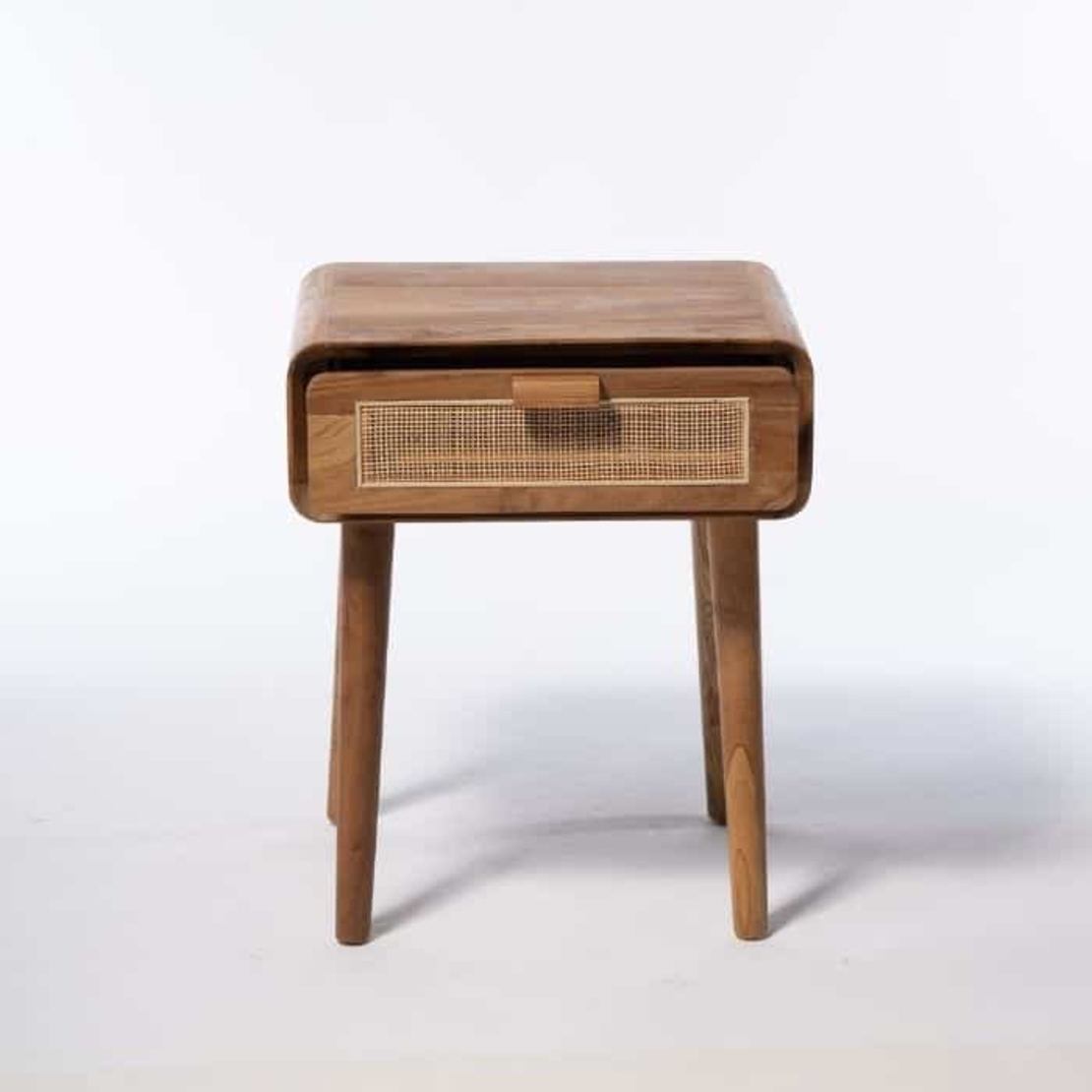 Miramar שידת צד מיטה מעץ מלא בשילוב ראטן