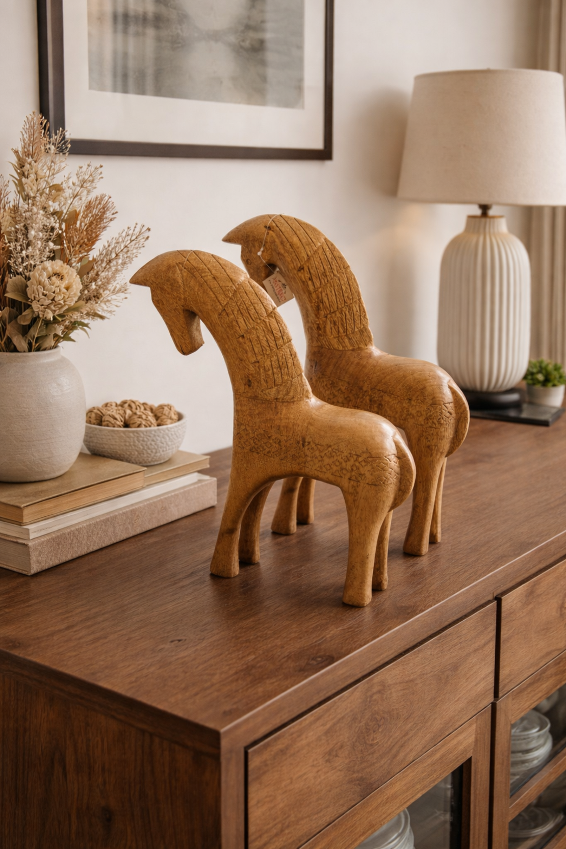 סט סוסי עץ דקורטיביים בעבודת גילוף – גדול וקטן