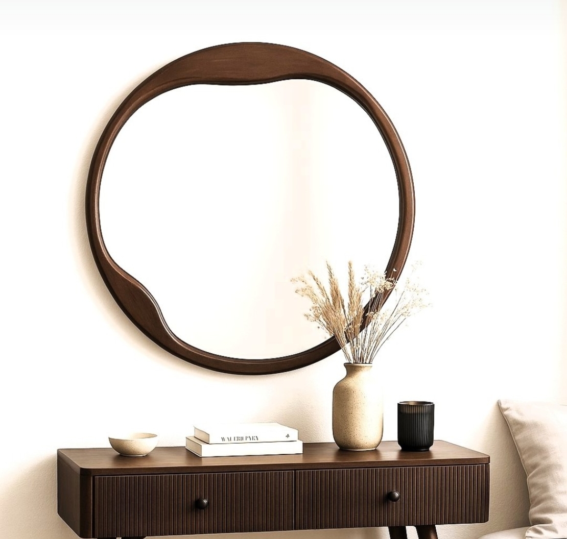 מראה עגולה אמורפית מעץ מלא כהה – עיצוב יוקרתי ומודרני