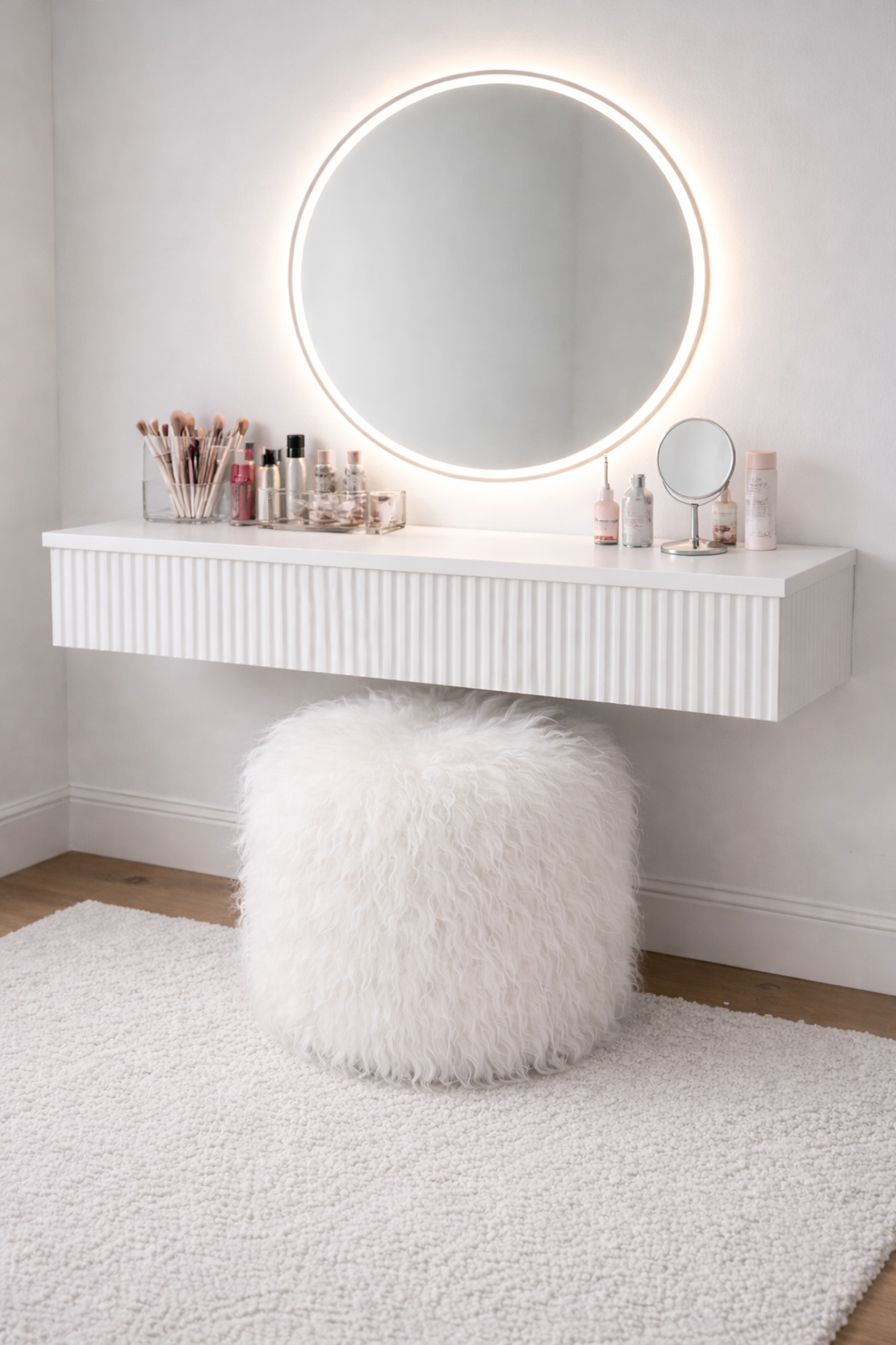 קונסולת איפור מרחפת עם מראה LED והדום פרווה