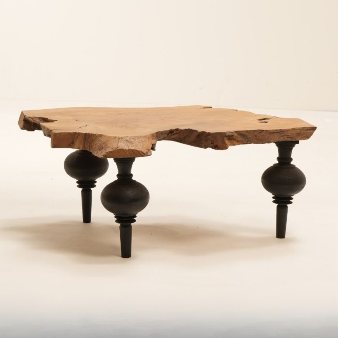 Essence שולחן סלון שורש עץ טיק