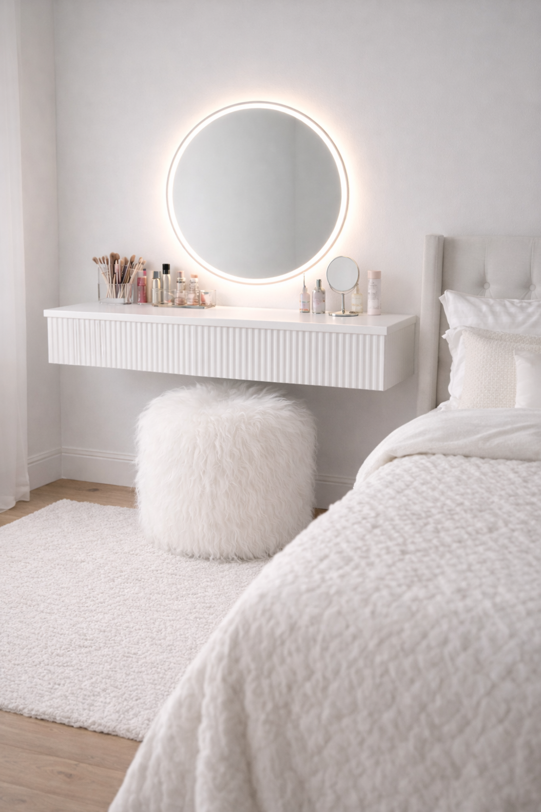 קונסולת איפור מרחפת עם מראה LED והדום פרווה