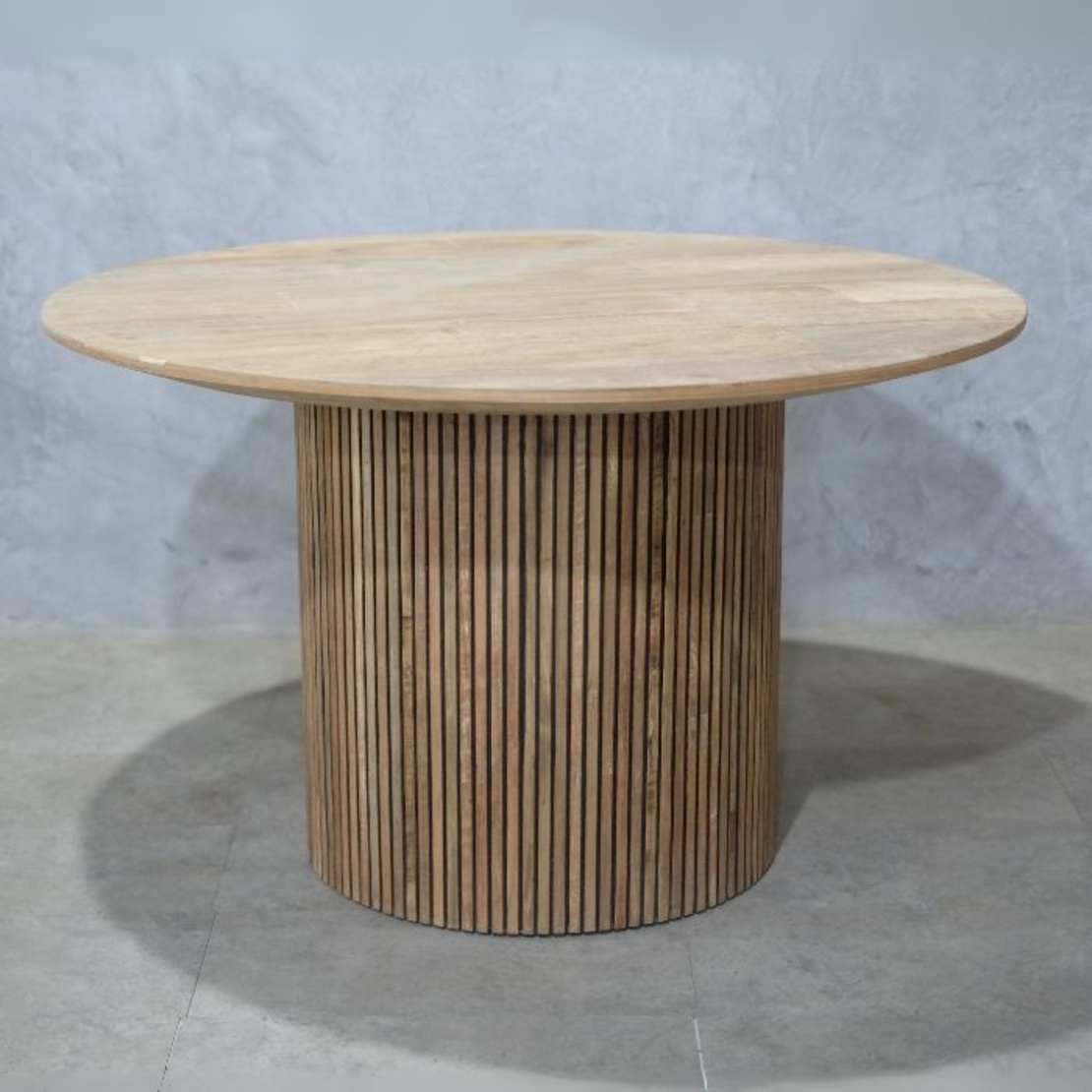 Timber שולחן אוכל עגול מעץ טיק