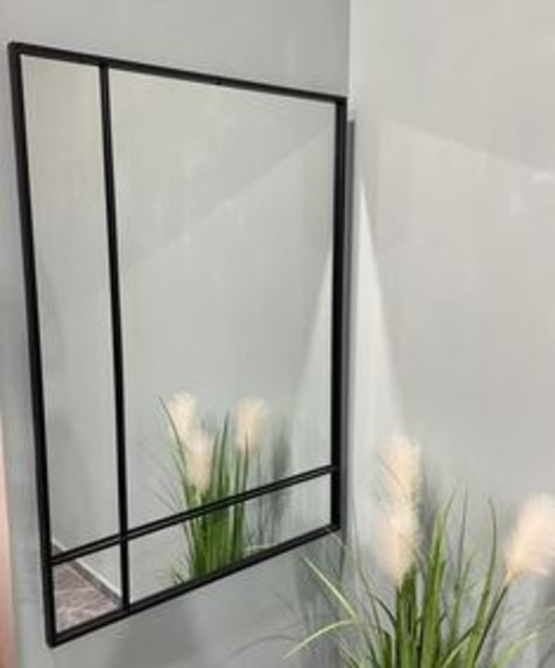 מראה מלבנית במסגרת מתכת שחורה