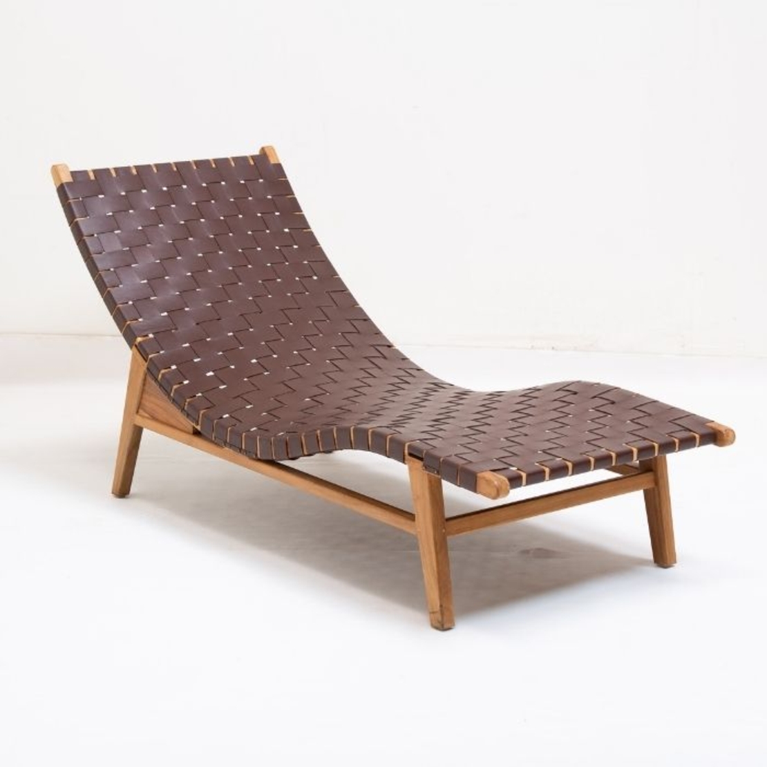 Sloka מיטת שיזוף מעץ טיק ועור