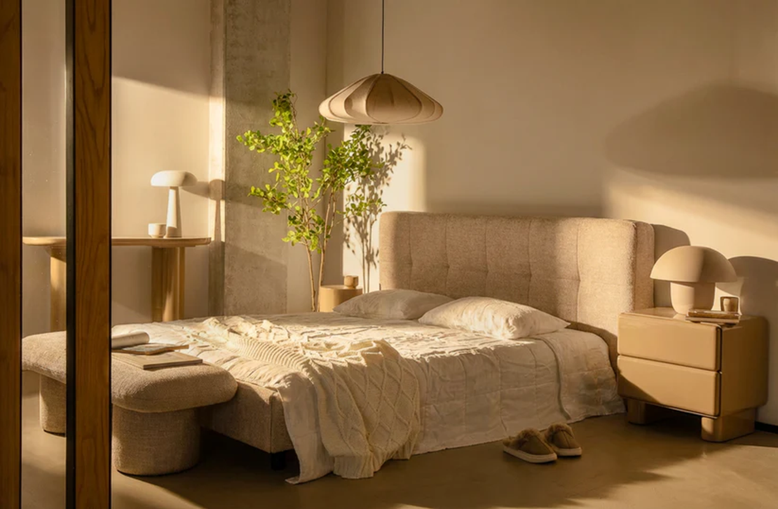 מיטה פיבי קווין סייז בגוון בהיר