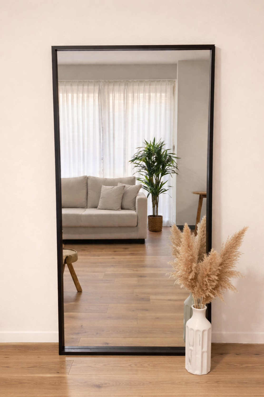 מראה מלבנית עומדת עם מסגרת שחורה – עיצוב מודרני נקי 9610