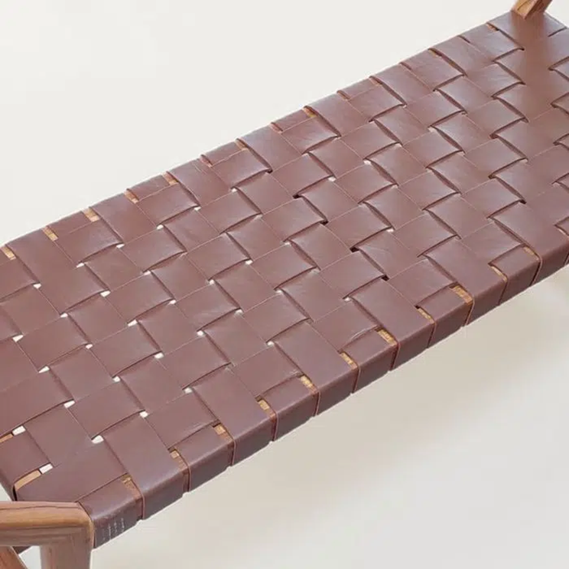 Gasly ספסל מעץ טיק ועור