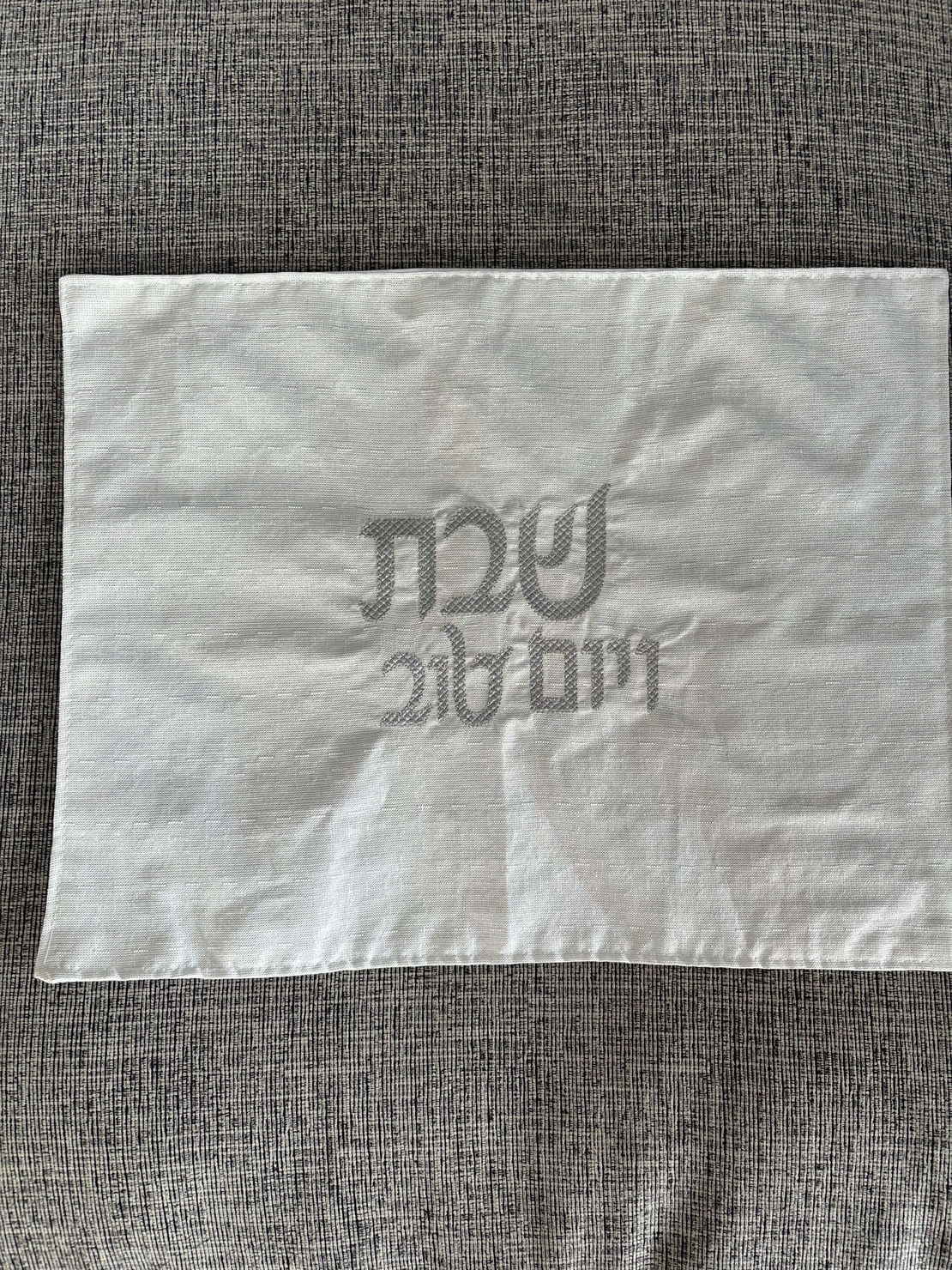 כיסוי חלה מפשתן לבן נצנצים עדינים עם רקמה כסופה 