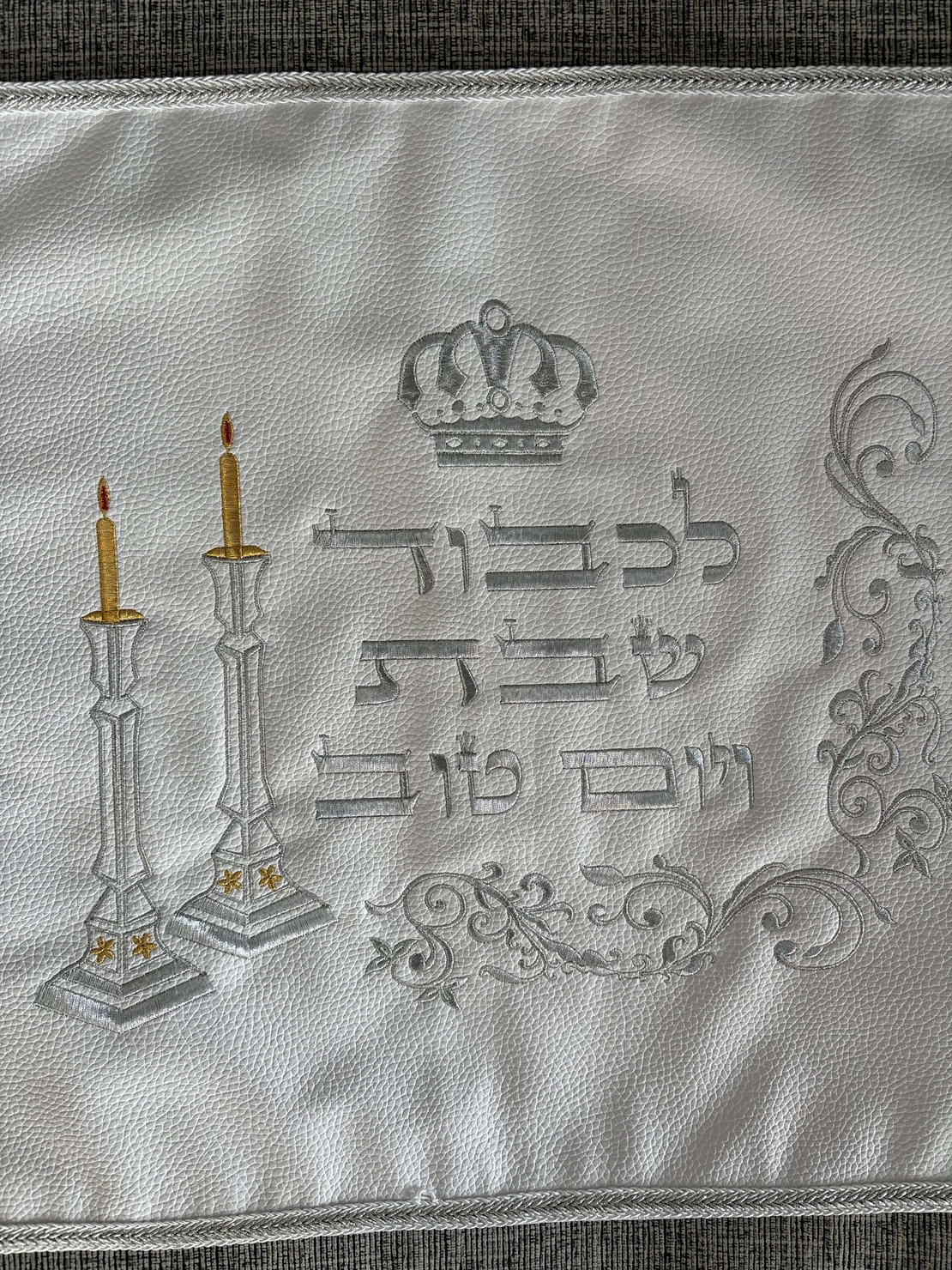 כיסוי חלה דמוי עור לבן כולל ניילון קשיח עם רקמה 