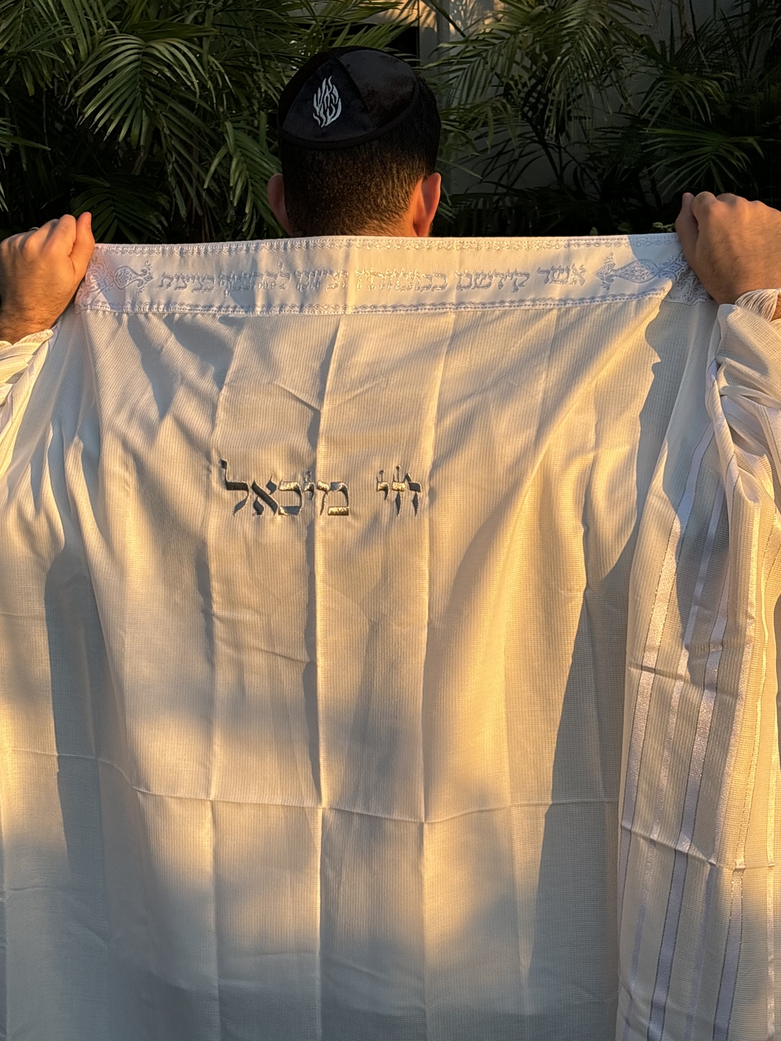 טלית חתנים מהודרת עם שם רקום בכתב תנכי מפואר