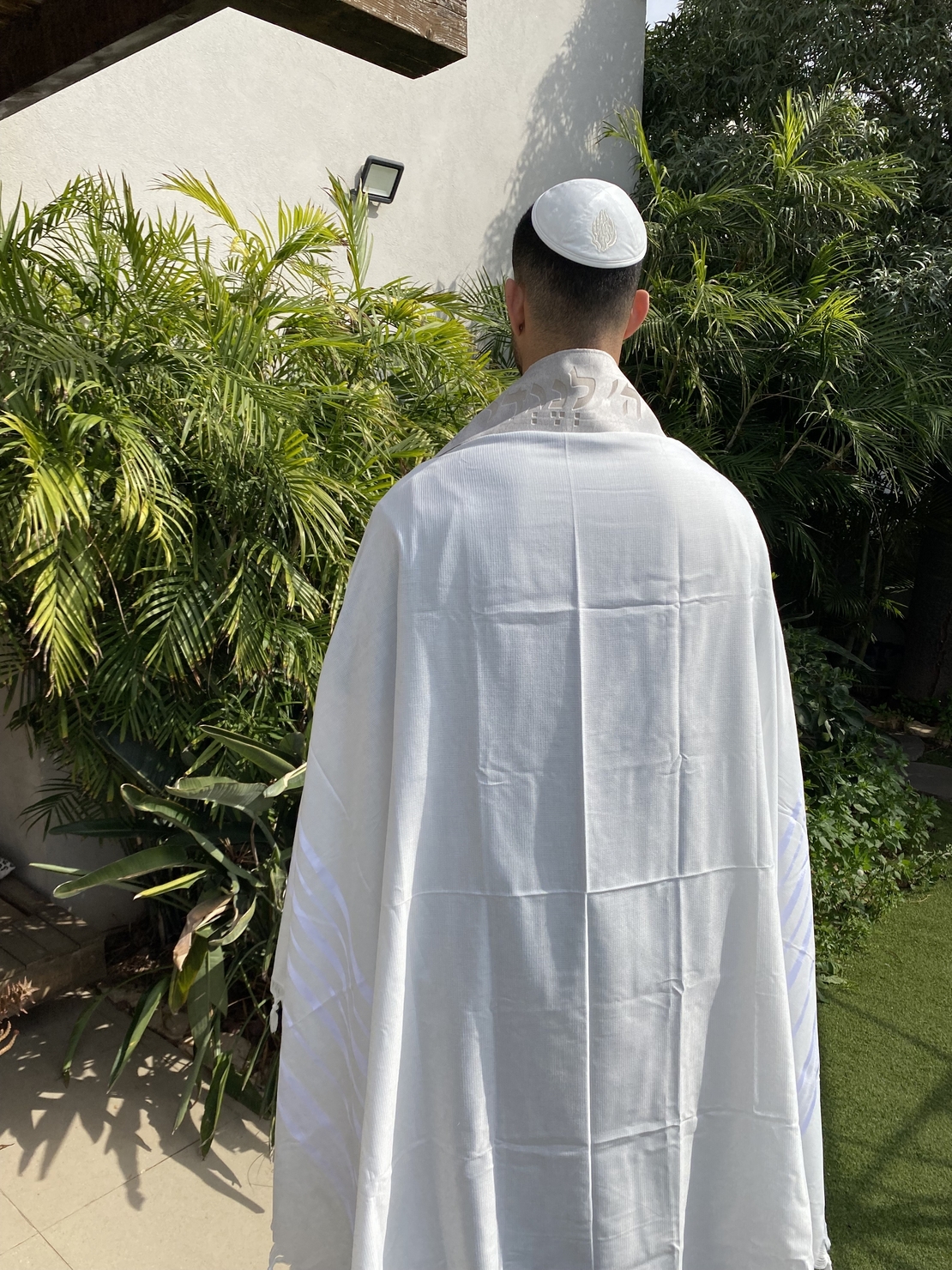 טלית מהודרת עם עטרה ופינות צבע בז' חיתוך לייזר 
