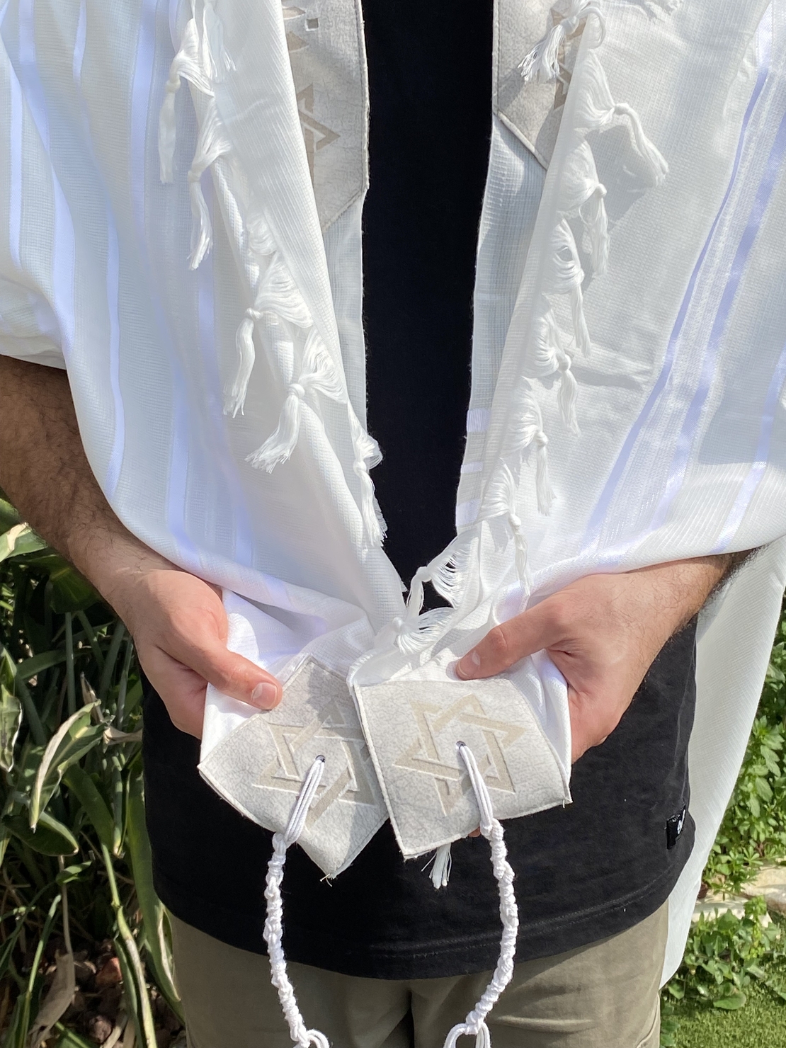 טלית מהודרת עם עטרה ופינות צבע בז' חיתוך לייזר 