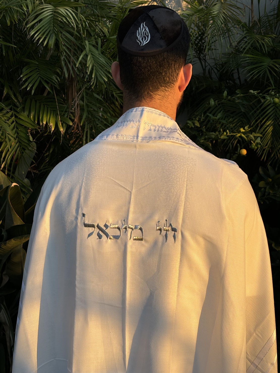 טלית חתנים מהודרת עם שם רקום בכתב תנכי מפואר