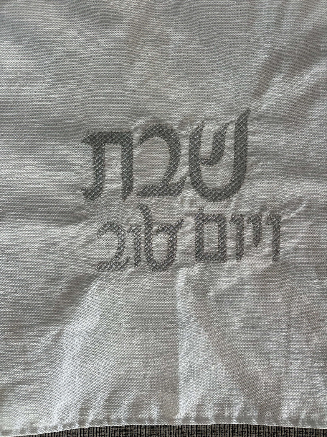 כיסוי חלה מפשתן לבן נצנצים עדינים עם רקמה כסופה 