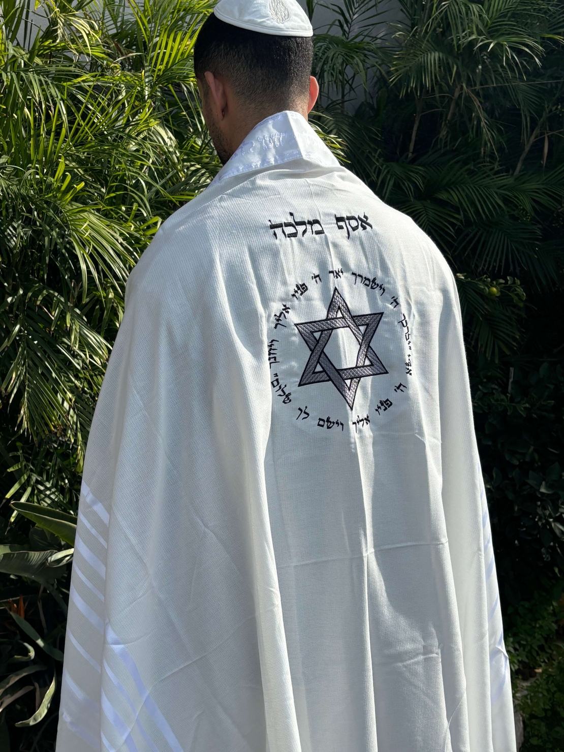 טלית מופת חתנים מוהדרת עם רקמה שחורה מפוארת + שם