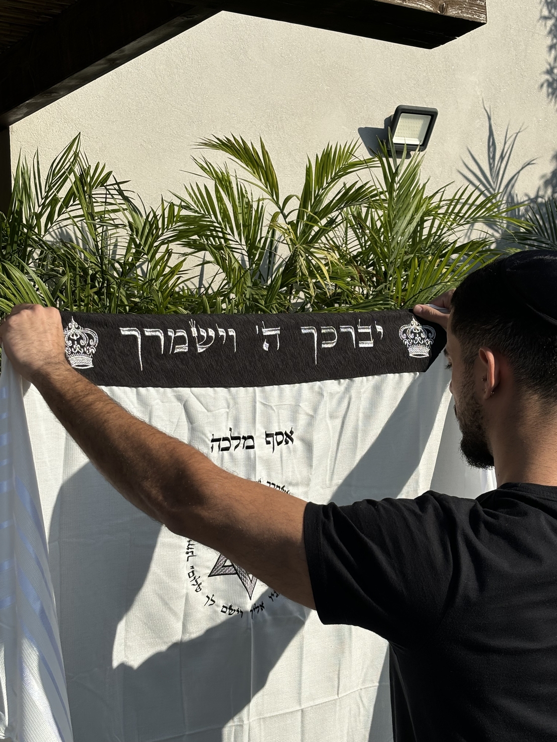 טלית מופת חתנים מהודרת רקמה שחורה מפוארת + שם רקום + עטרה שחורה