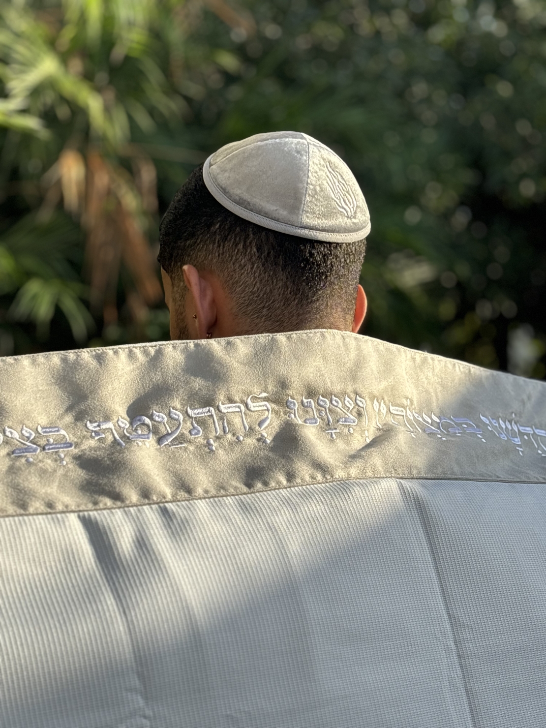 טלית חתנים מהודרת עטרה אפורה מקטיפה 