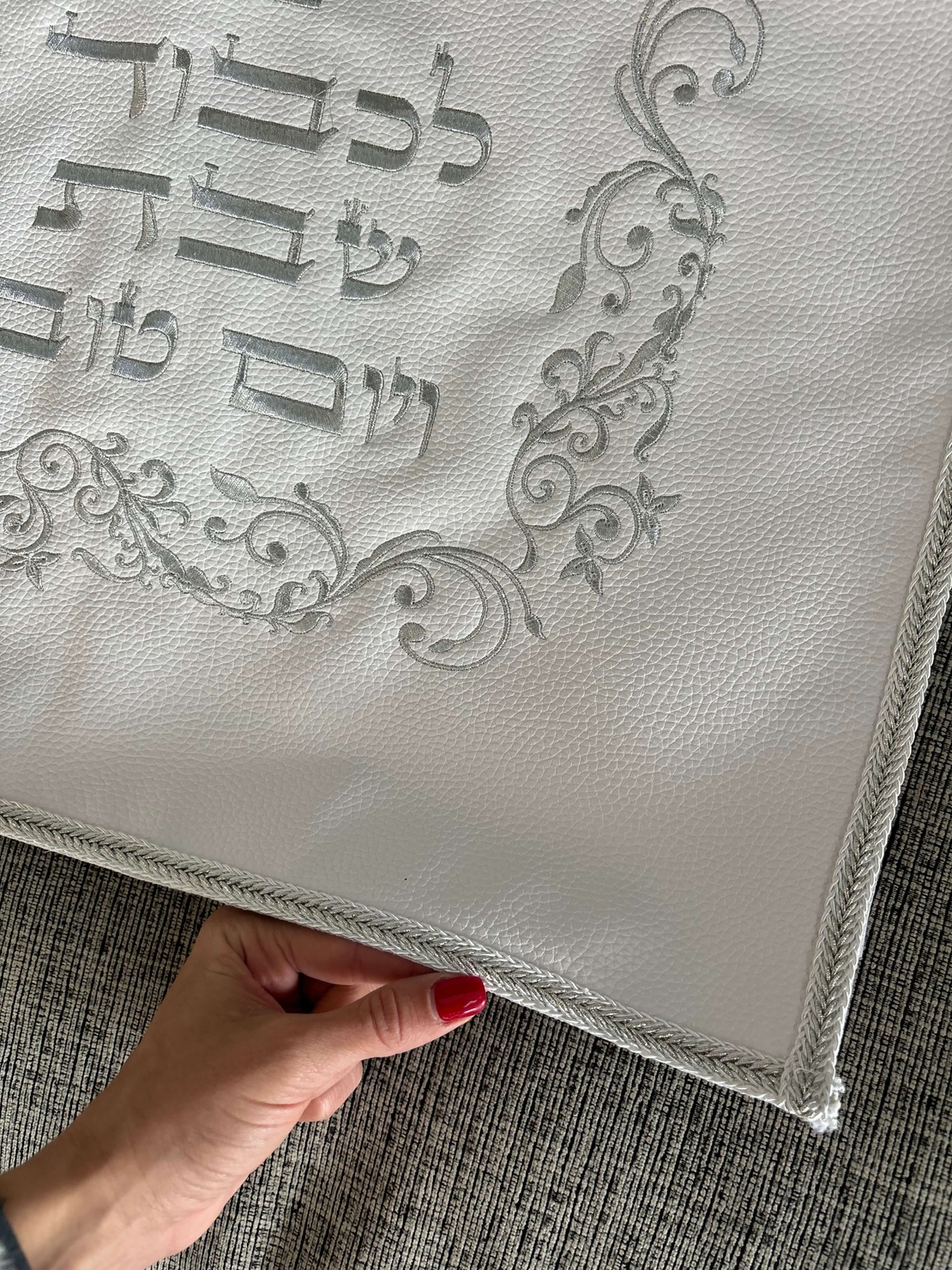 כיסוי חלה דמוי עור לבן כולל ניילון קשיח עם רקמה 