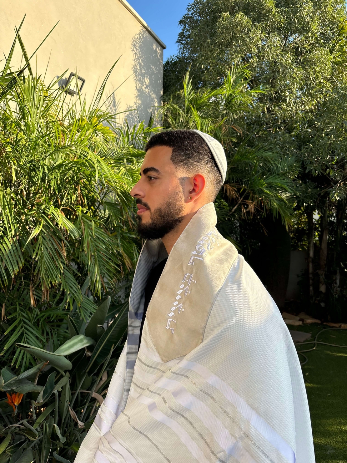 טלית חתנים מהודרת עטרה אפורה מקטיפה 