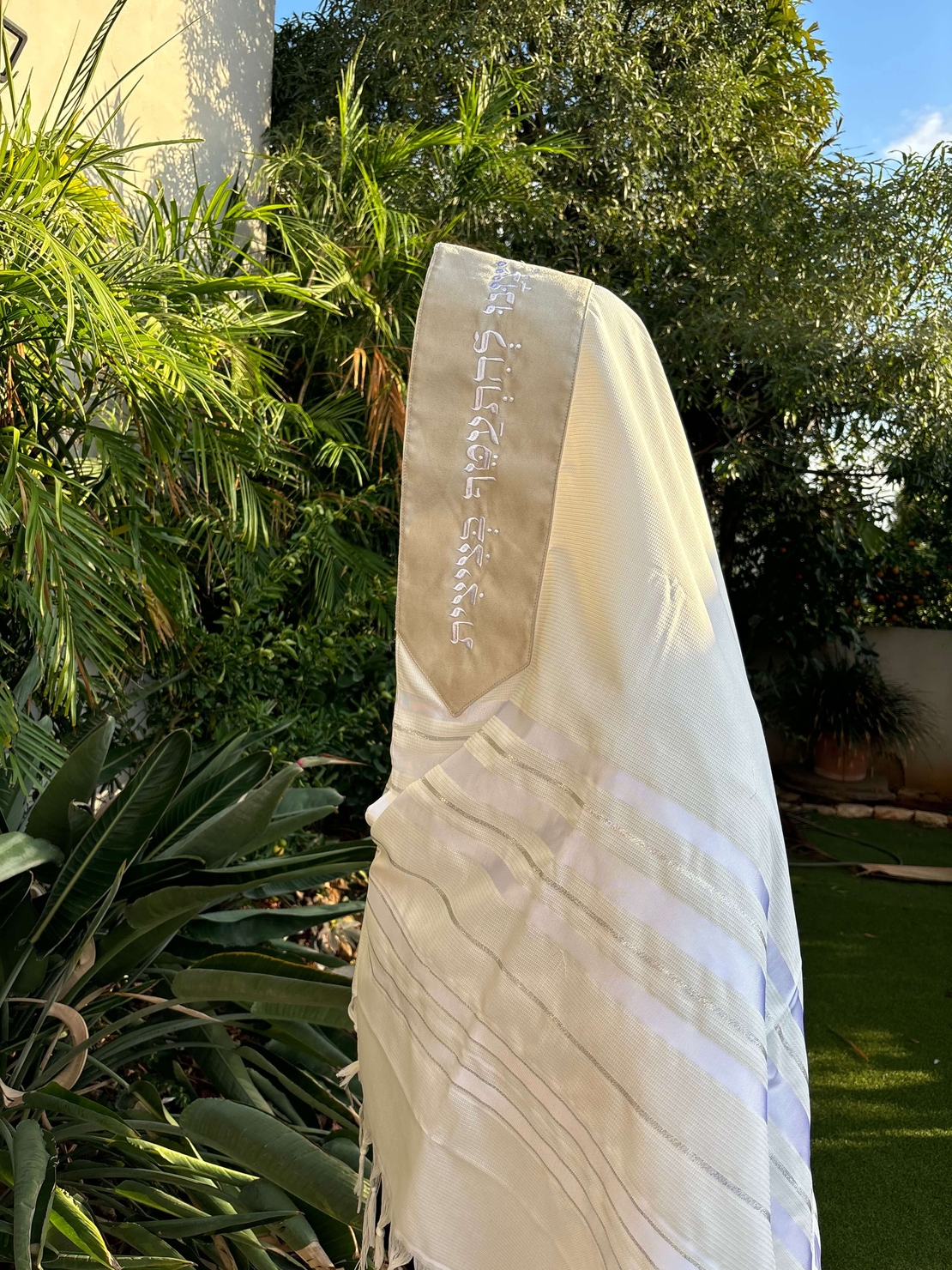 טלית חתנים מהודרת עטרה אפורה מקטיפה 