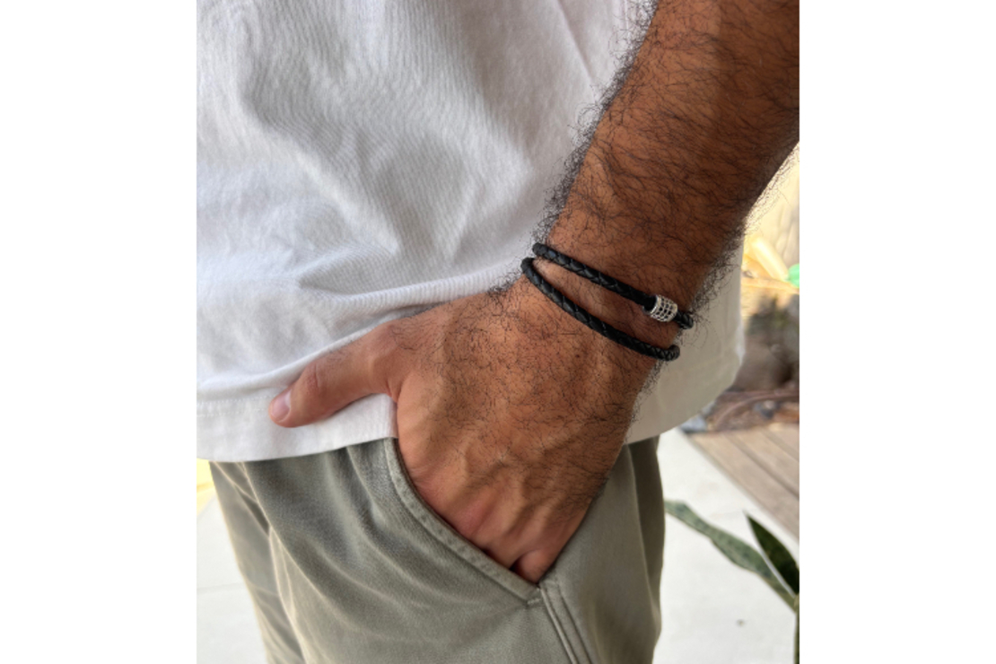 צמיד עור כפול לגבר עם חרוז משובץ