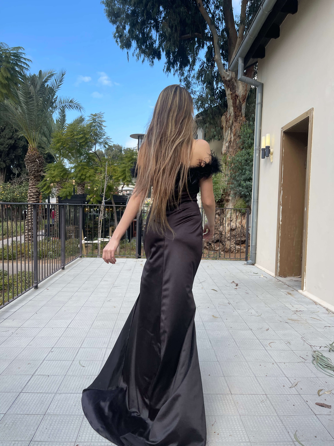 שמלת סטן עשירה בבד נוצות ושסע קדימי