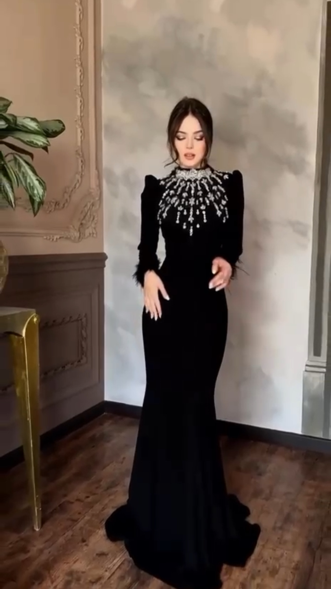 שמלת קטיפה מבד קוריאני משולבת אבנים