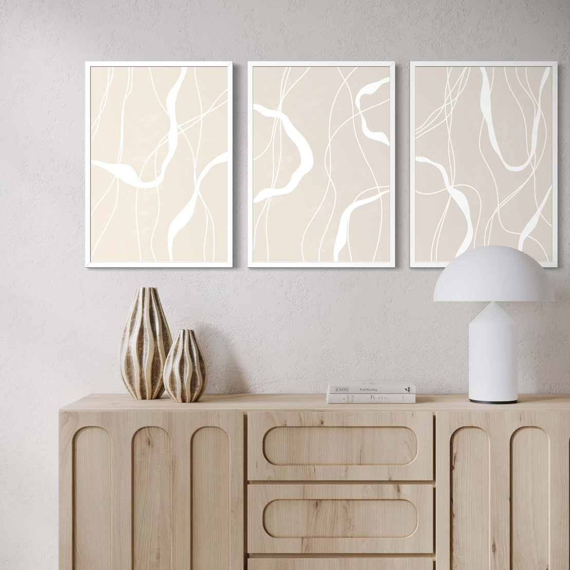 סט שלישיית תמונות אבסטרקטיות בגווני בז עם קווים אורגניים לעיצוב סלון