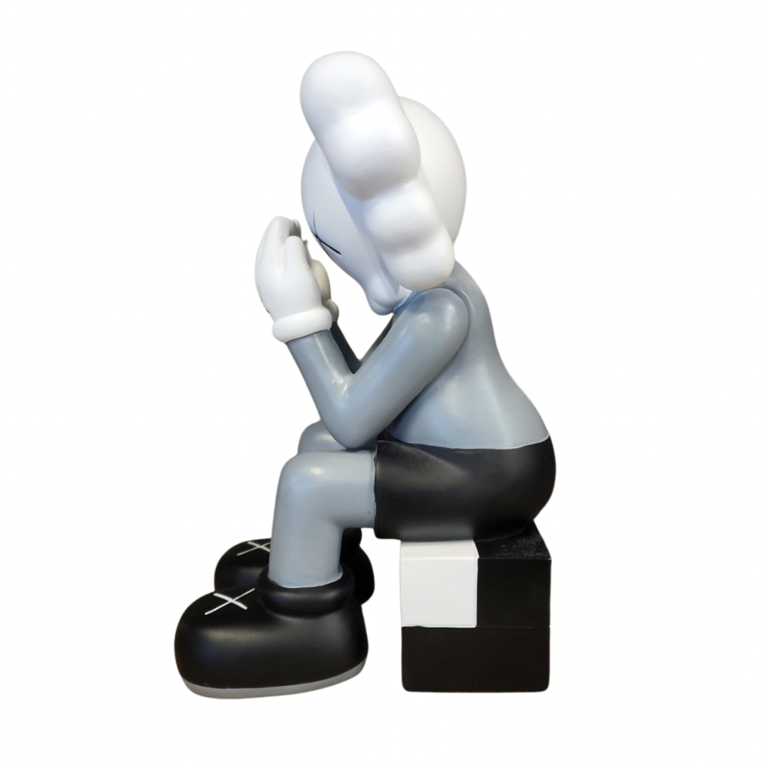בובה KAWS יושבת