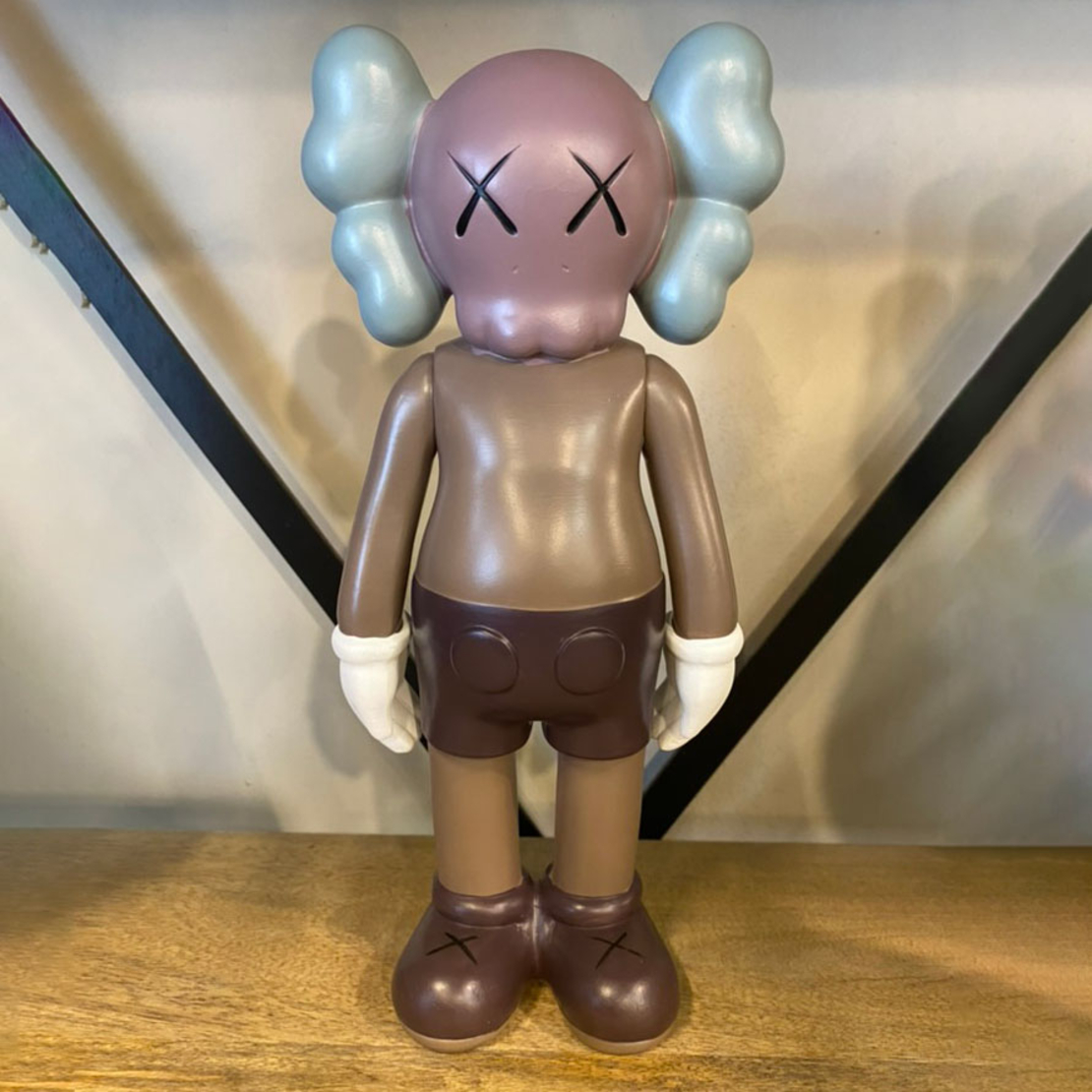 בובה KAWS חום