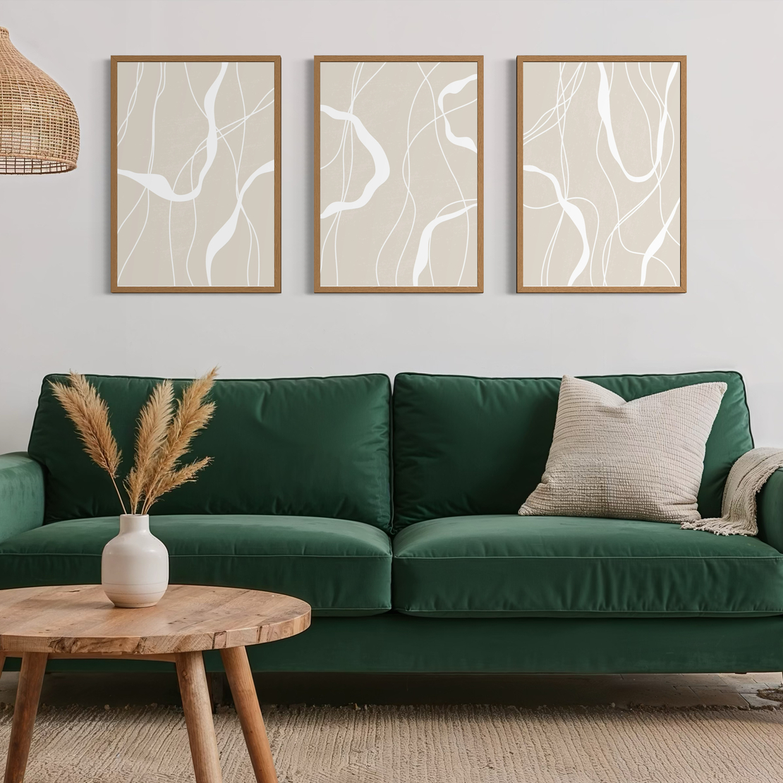 סט שלישיית תמונות אבסטרקטיות בגווני בז עם קווים אורגניים לעיצוב סלון