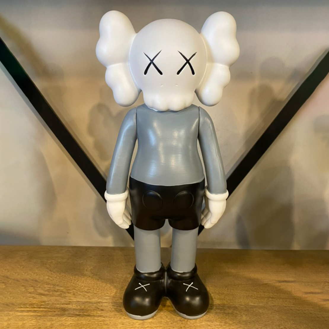 בובה KAWS אפור