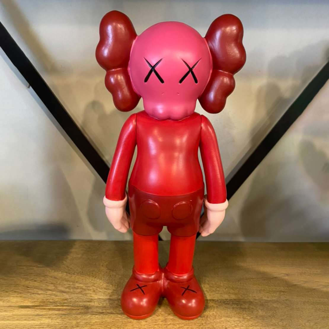 בובה KAWS אדום