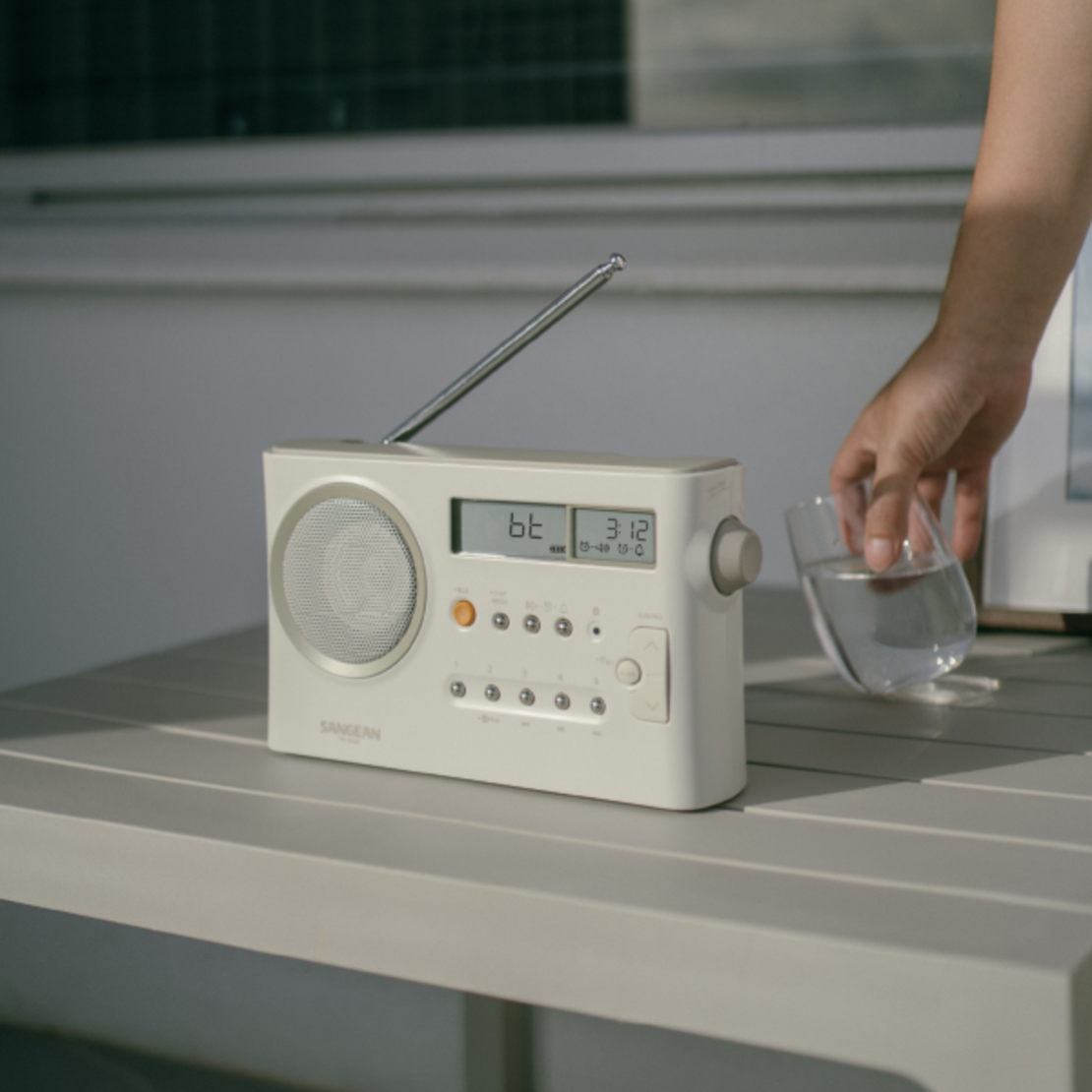 מערכת רדיו דיגיטלי עם בלוטות' סאנג'ין SANGEAN PR-D4BT - שנתיים אחריות יבואן רשמי - צבע קרם פסטל