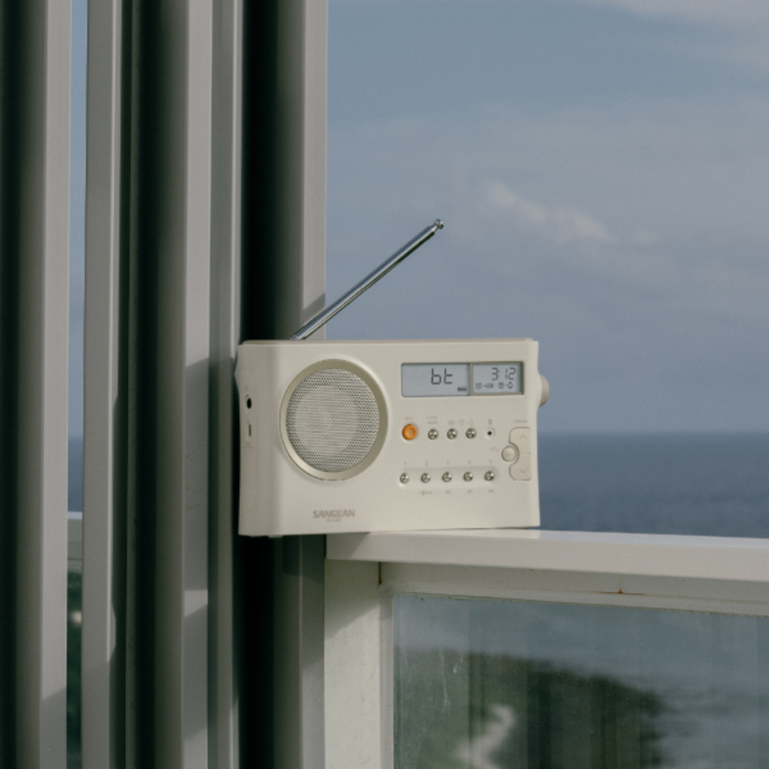 מערכת רדיו דיגיטלי עם בלוטות' סאנג'ין SANGEAN PR-D4BT - שנתיים אחריות יבואן רשמי - צבע קרם פסטל