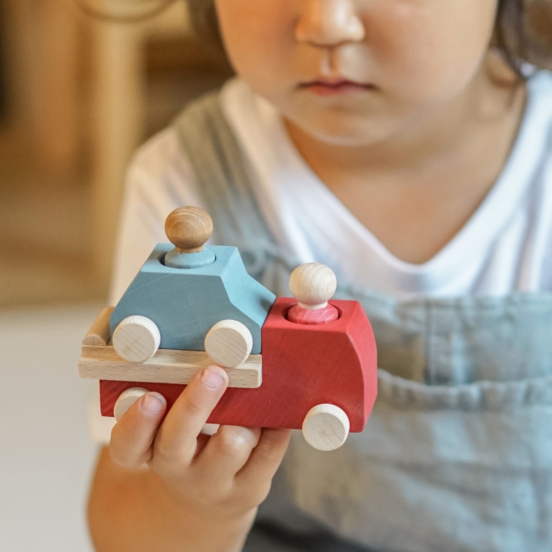 משאית גרר אדומה עם מכונית תכלת לובולונה