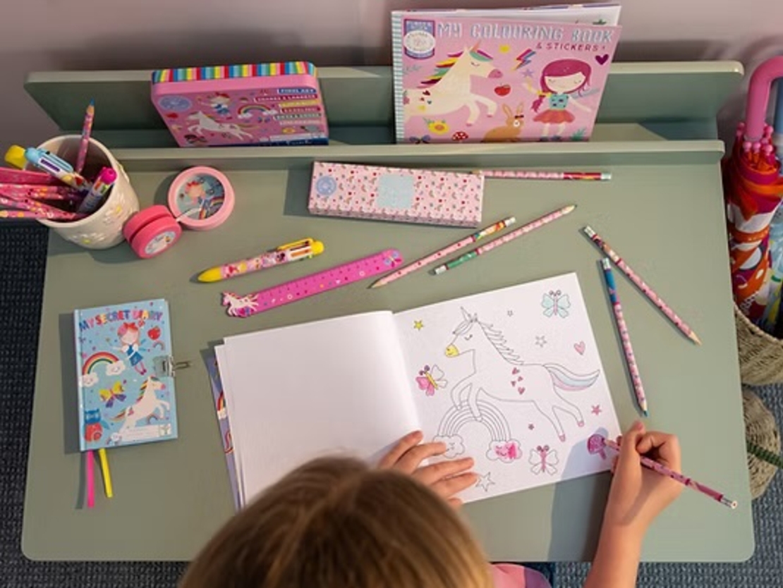 חוברת צביעה ריחנית עם מדבקות פיות קשת בענן!