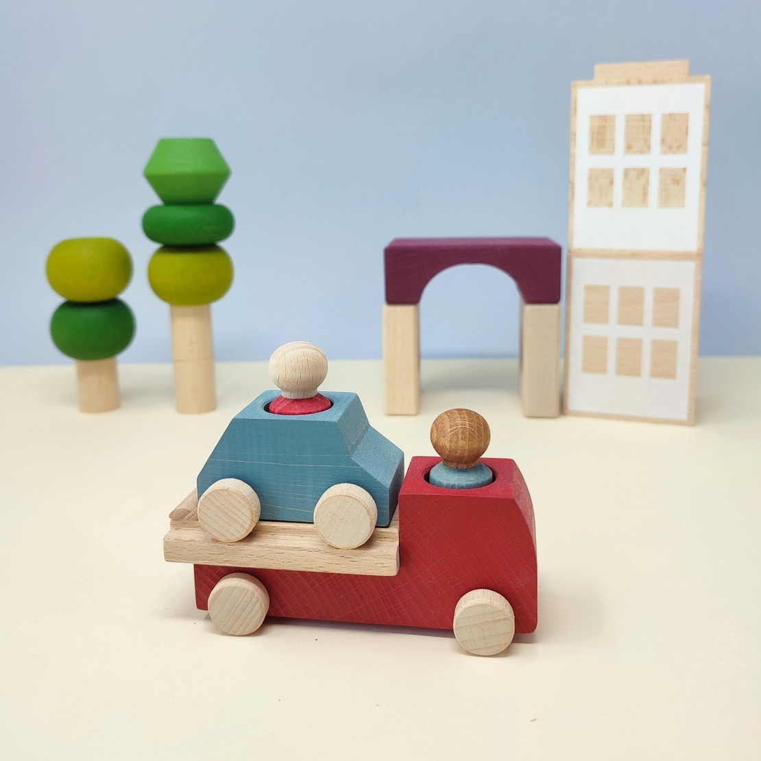 משאית גרר אדומה עם מכונית תכלת לובולונה