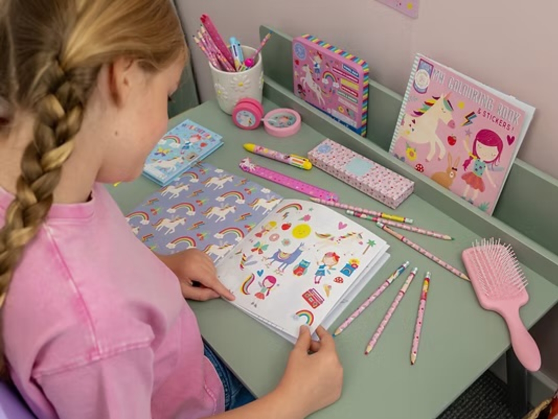 חוברת צביעה ריחנית עם מדבקות פיות קשת בענן!