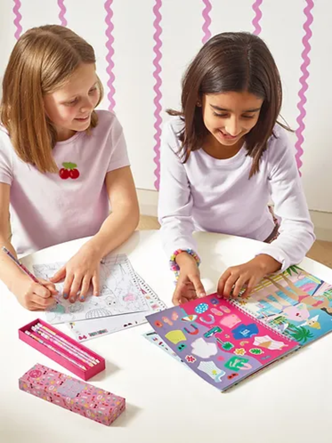 חוברת אופנה-הלבשה, צביעה ומדבקות! יום כייף