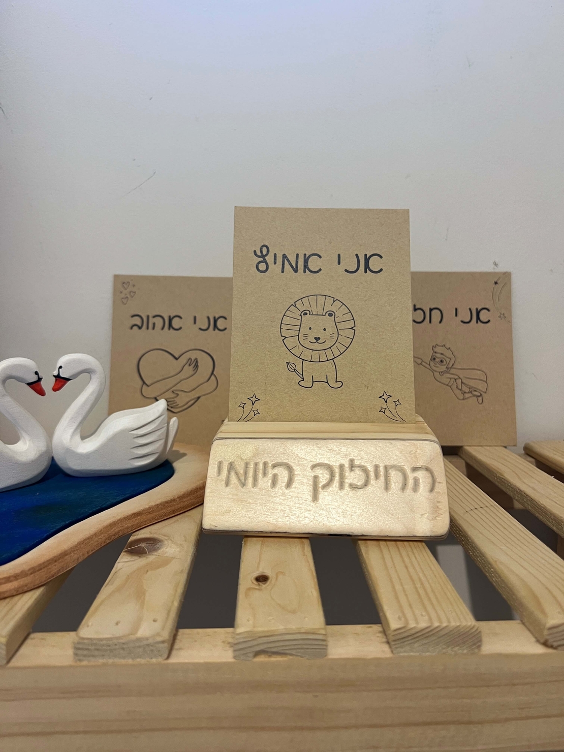 כרטיסיות חיזוק ומעמד מעץ
