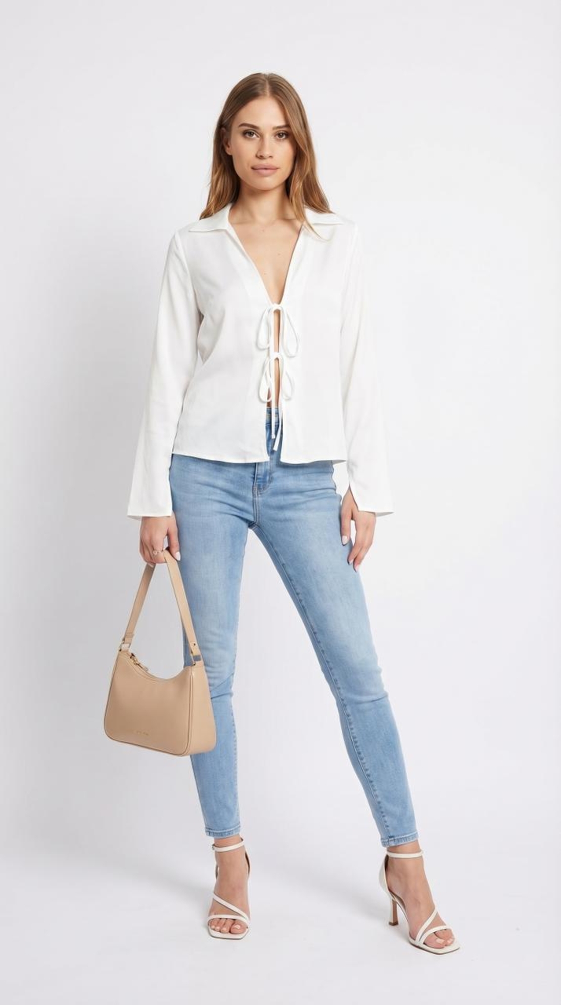 חולצה לבנה מעוצבת עם קשירות קדמיות - שרוולים ארוכים עם שסע בפרק היד - מראה נשי ומודרני