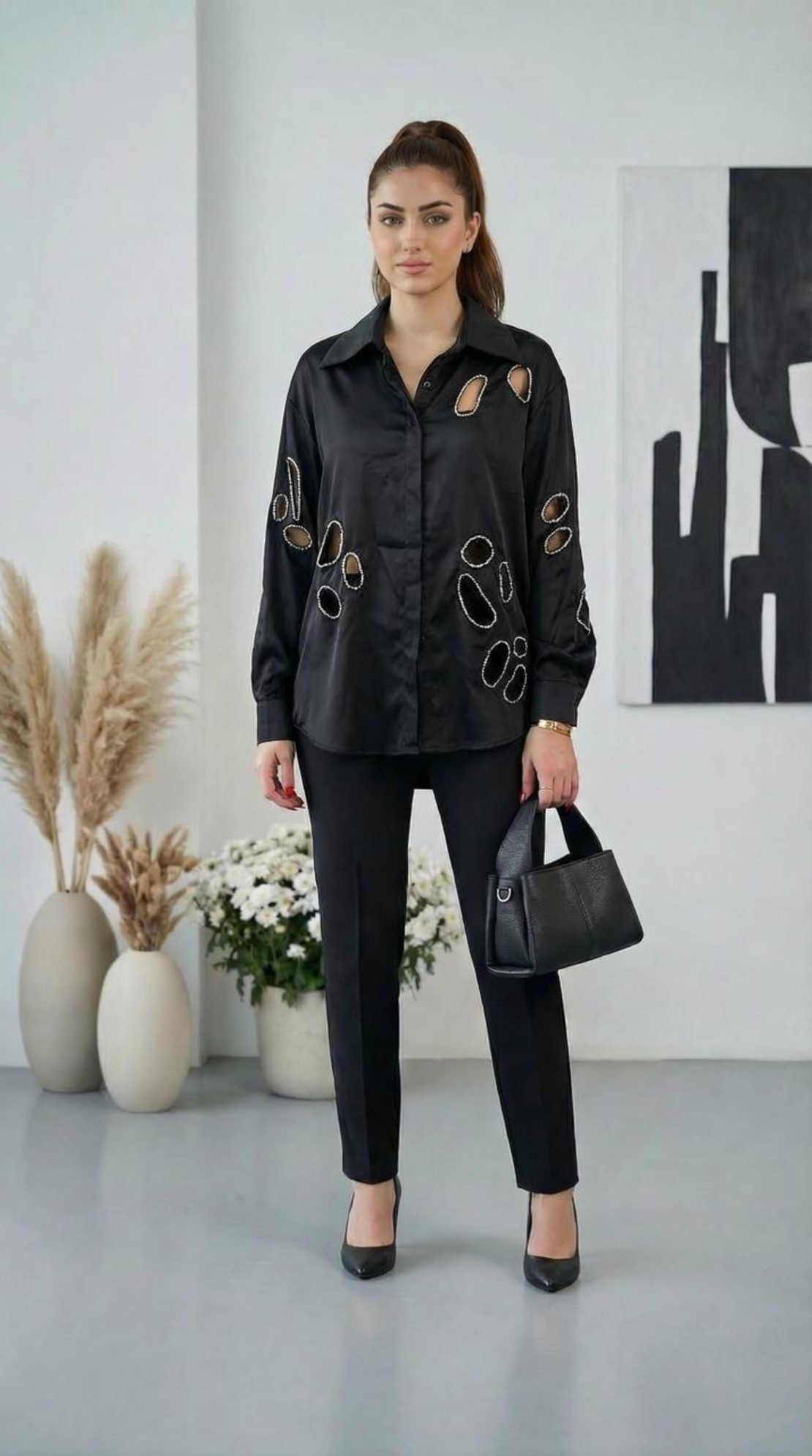 חולצה שחורה אלגנטית לנשים עם עיצוב מודרני וסטייל יוקרתי